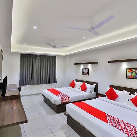 Oyo 16604 Hotel Sparsh Inn Ahmedabad Exterior foto