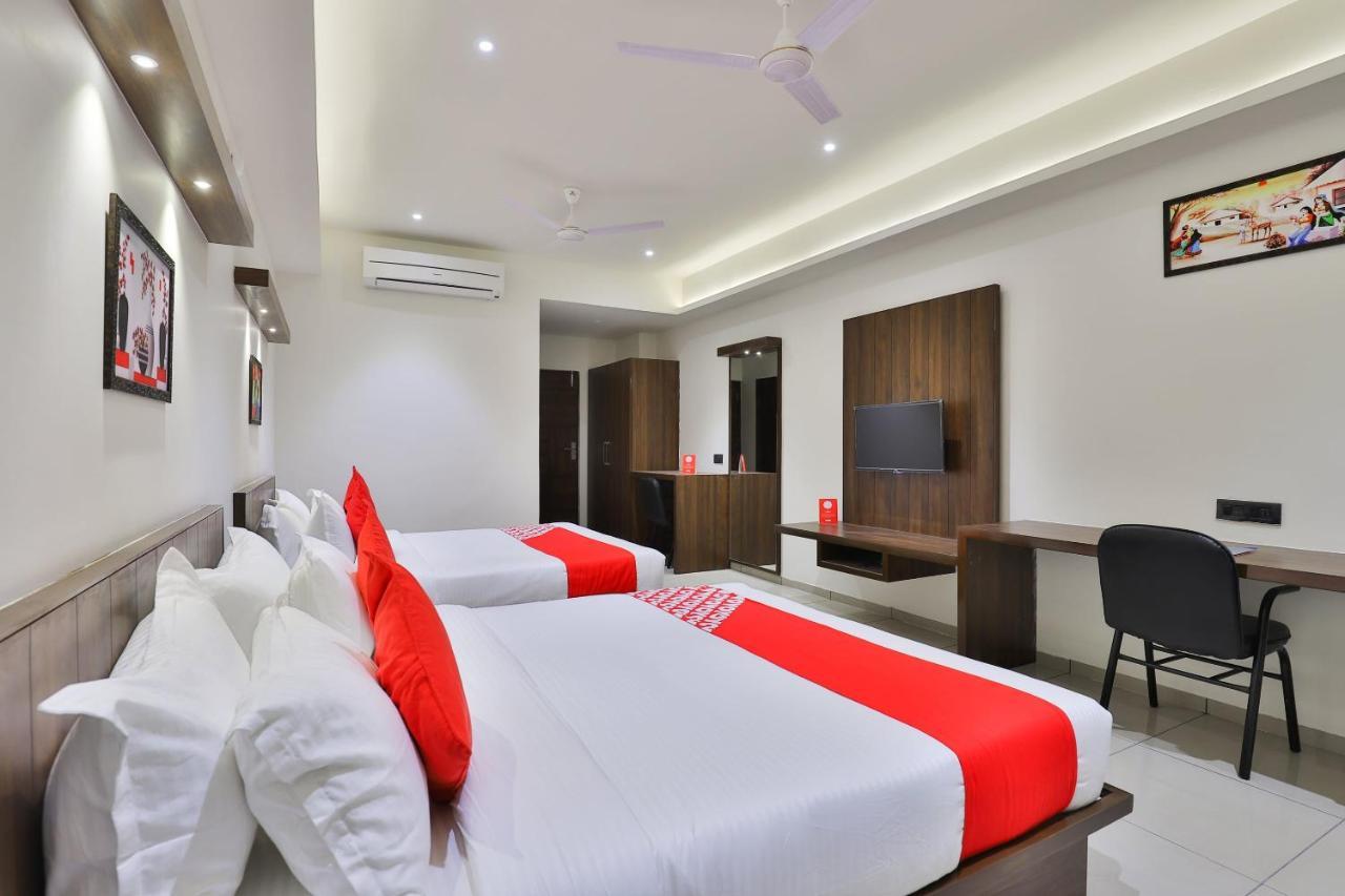 Oyo 16604 Hotel Sparsh Inn Ahmedabad Exterior foto