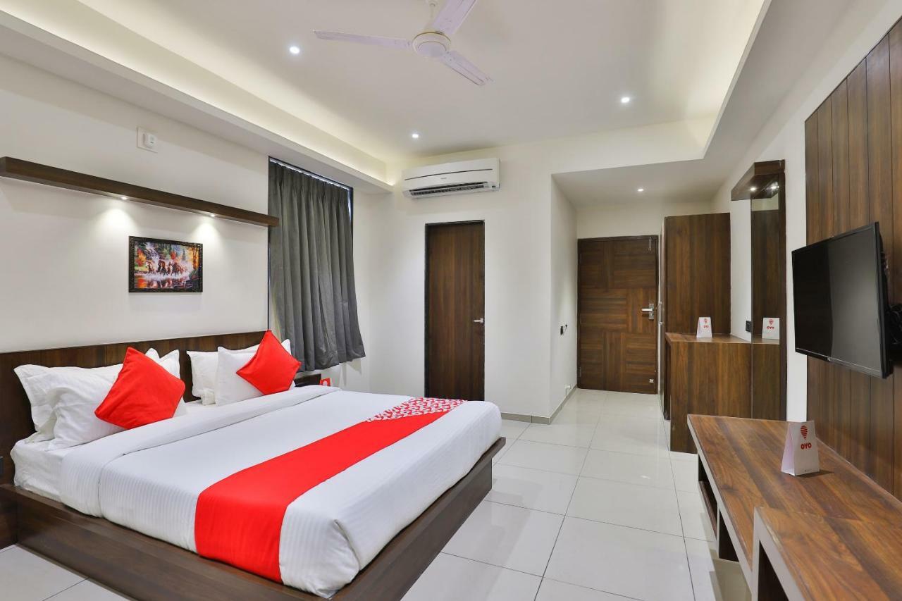 Oyo 16604 Hotel Sparsh Inn Ahmedabad Exterior foto